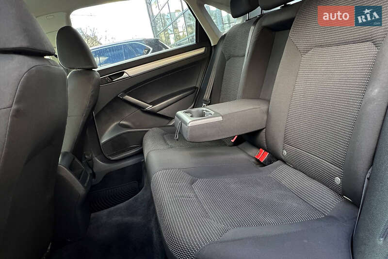 Седан Volkswagen Passat 2015 в Ивано-Франковске