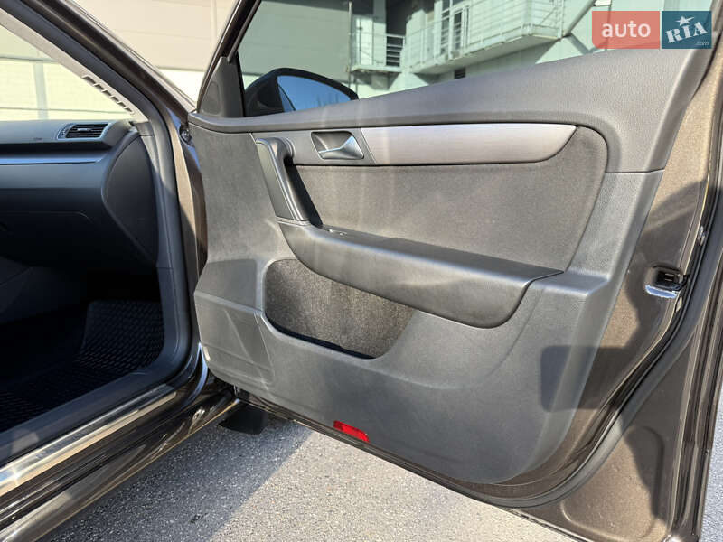 Седан Volkswagen Passat 2011 в Киеве