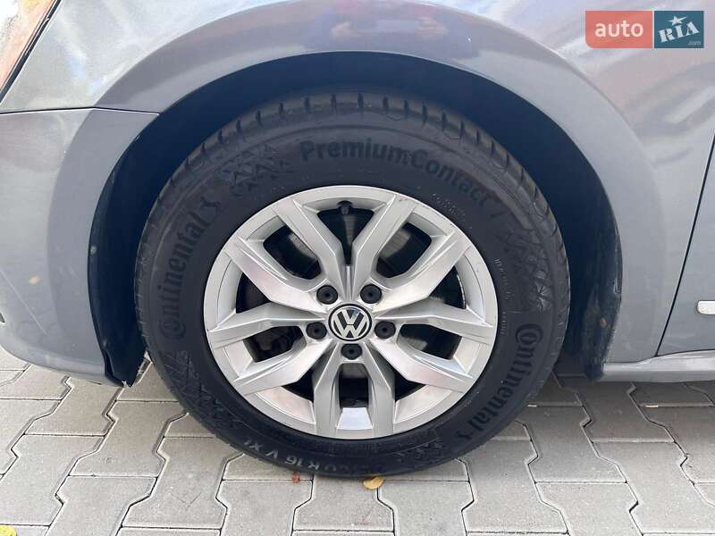 Седан Volkswagen Passat 2016 в Киеве