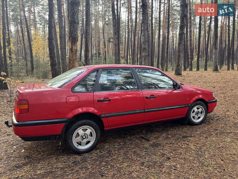 Седан Volkswagen Passat 1993 в Ахтырке