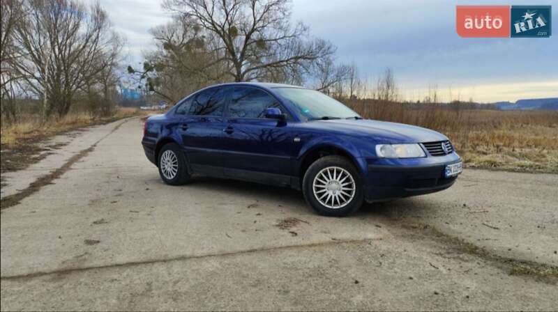 Седан Volkswagen Passat 2000 в Остроге