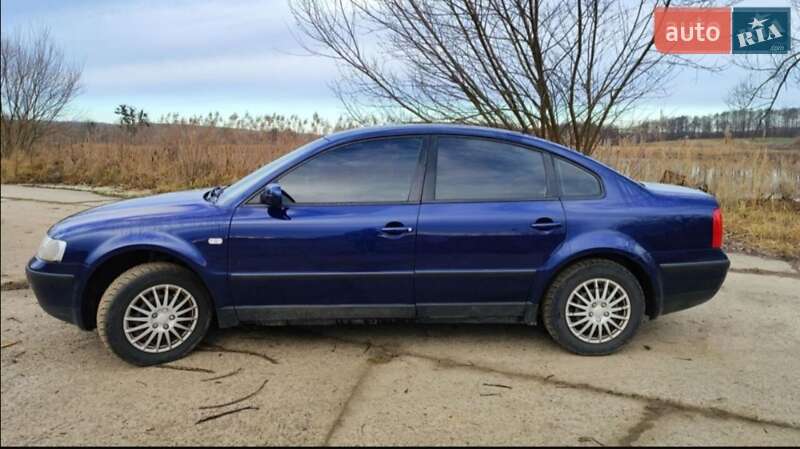 Седан Volkswagen Passat 2000 в Остроге
