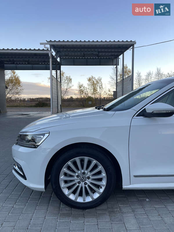 Седан Volkswagen Passat 2016 в Киеве