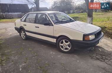 Седан Volkswagen Passat 1989 в Остроге