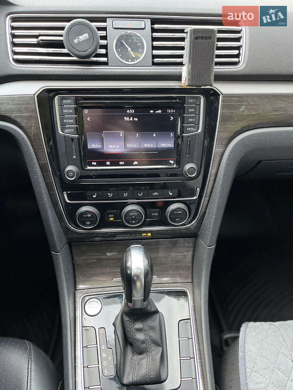 Седан Volkswagen Passat 2016 в Киеве