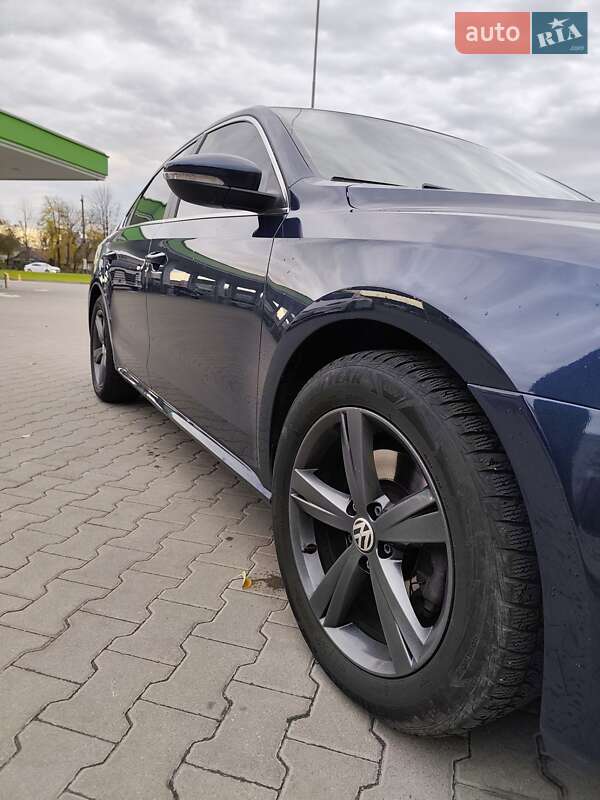 Седан Volkswagen Passat 2012 в Житомире