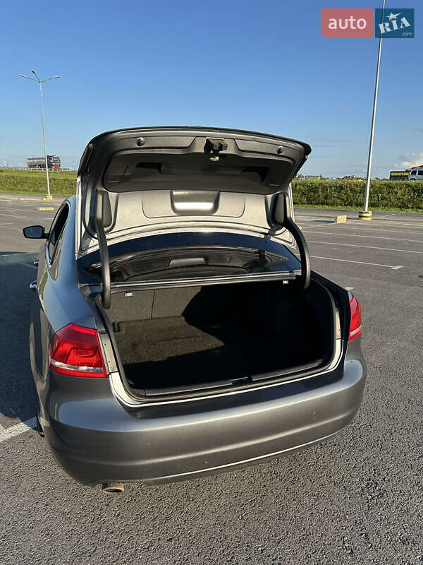 Седан Volkswagen Passat 2013 в Львові