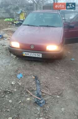 Седан Volkswagen Passat 1990 в Корнині