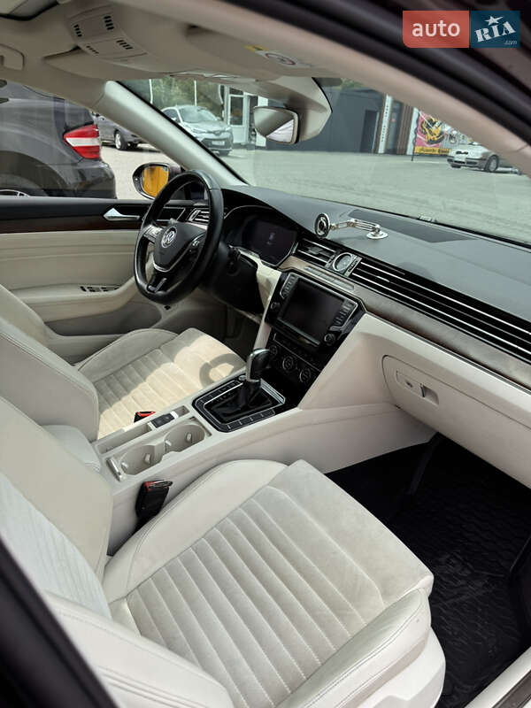 Седан Volkswagen Passat 2015 в Черновцах