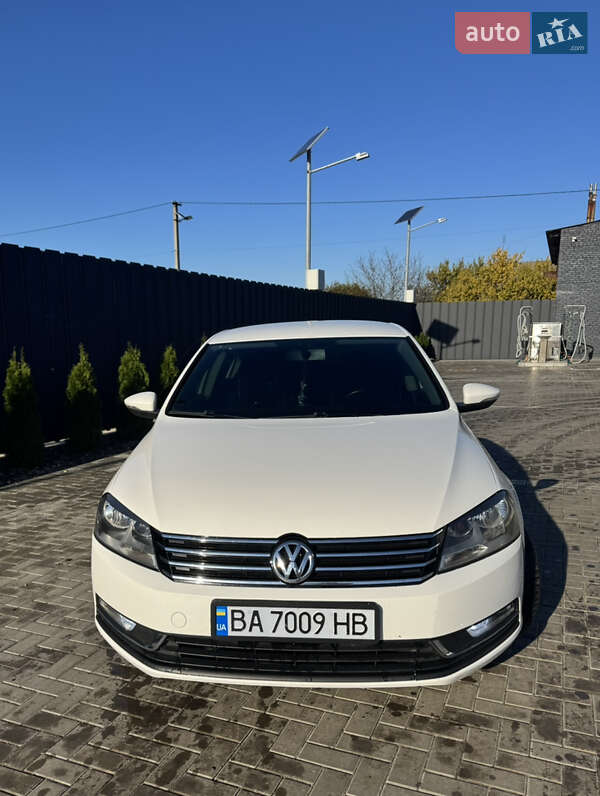 Седан Volkswagen Passat 2012 в Помічній
