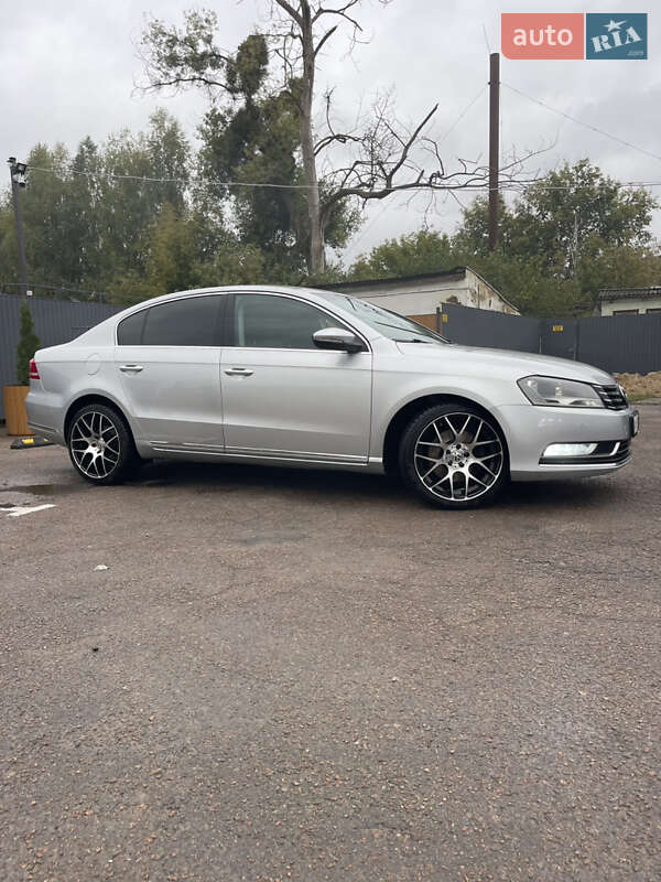 Седан Volkswagen Passat 2012 в Коростене