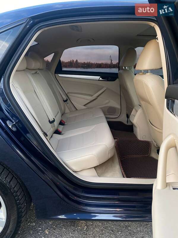 Седан Volkswagen Passat 2012 в Днепре