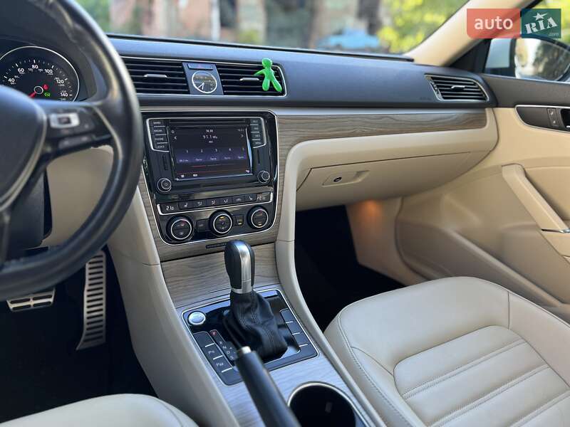 Седан Volkswagen Passat 2017 в Львове
