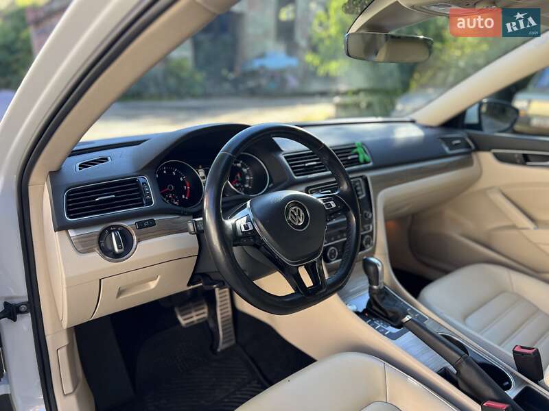 Седан Volkswagen Passat 2017 в Львове