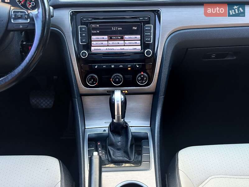 Седан Volkswagen Passat 2015 в Львові