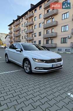 Седан Volkswagen Passat 2015 в Ужгороде