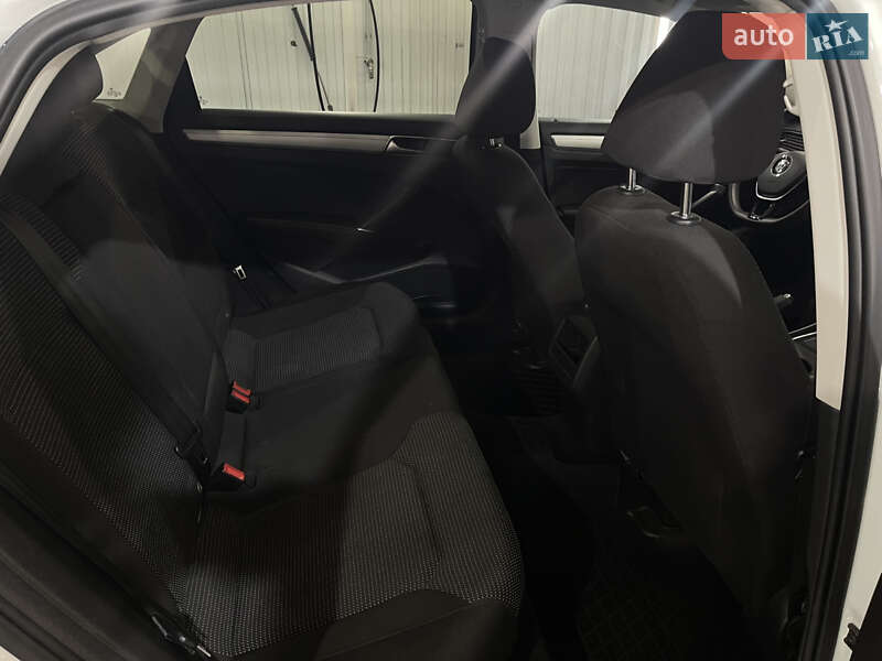 Седан Volkswagen Passat 2016 в Житомире