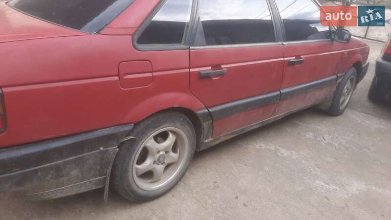 Седан Volkswagen Passat 1991 в Вижнице