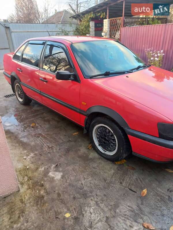 Седан Volkswagen Passat 1995 в Глухове