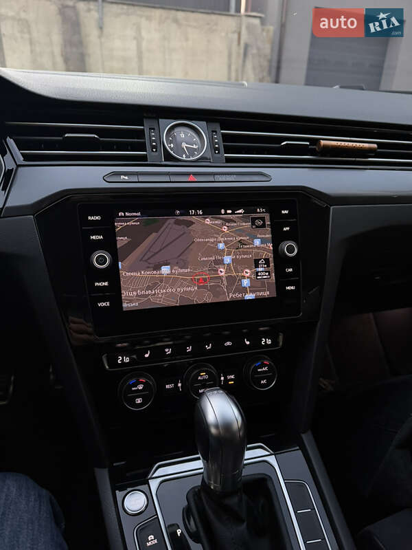 Седан Volkswagen Passat 2017 в Ивано-Франковске