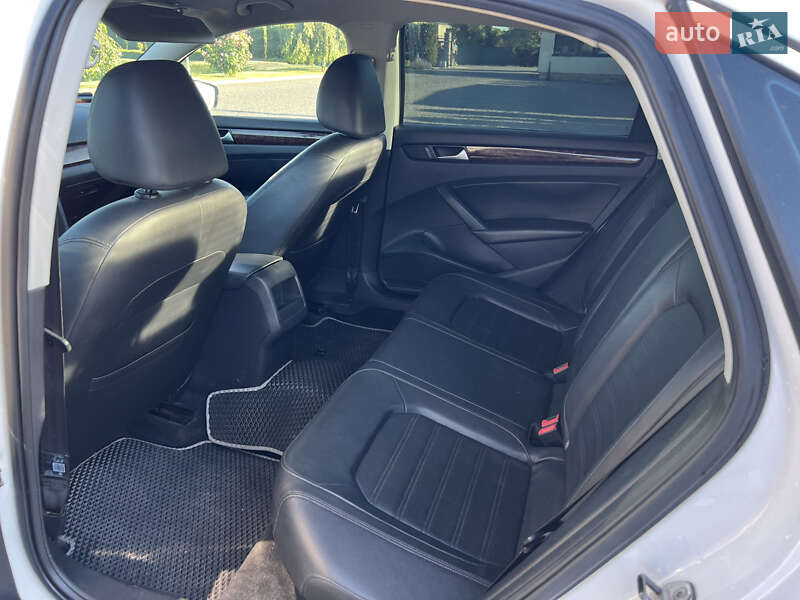 Седан Volkswagen Passat 2012 в Львове