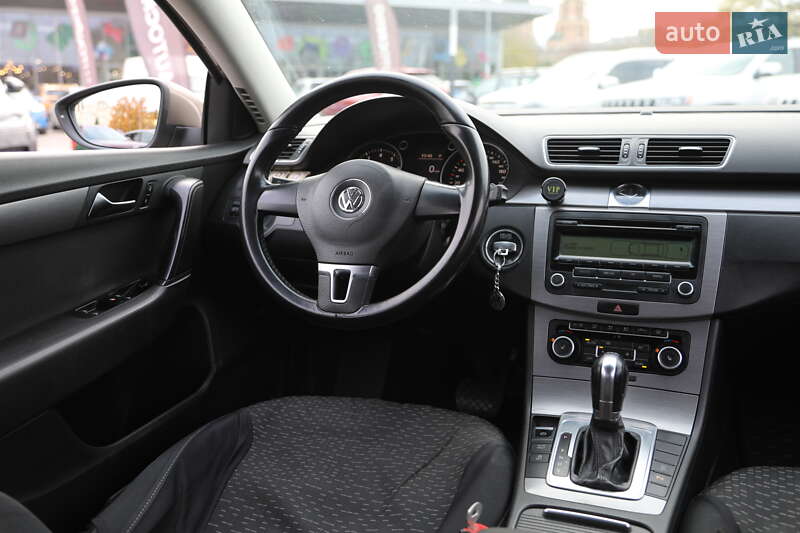 Седан Volkswagen Passat 2011 в Харькове
