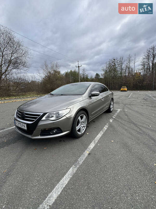 Седан Volkswagen Passat 2010 в Буче