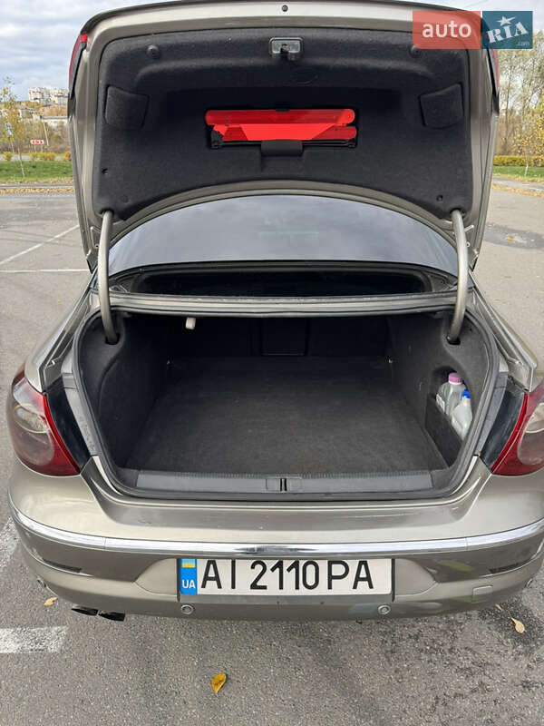 Седан Volkswagen Passat 2010 в Буче