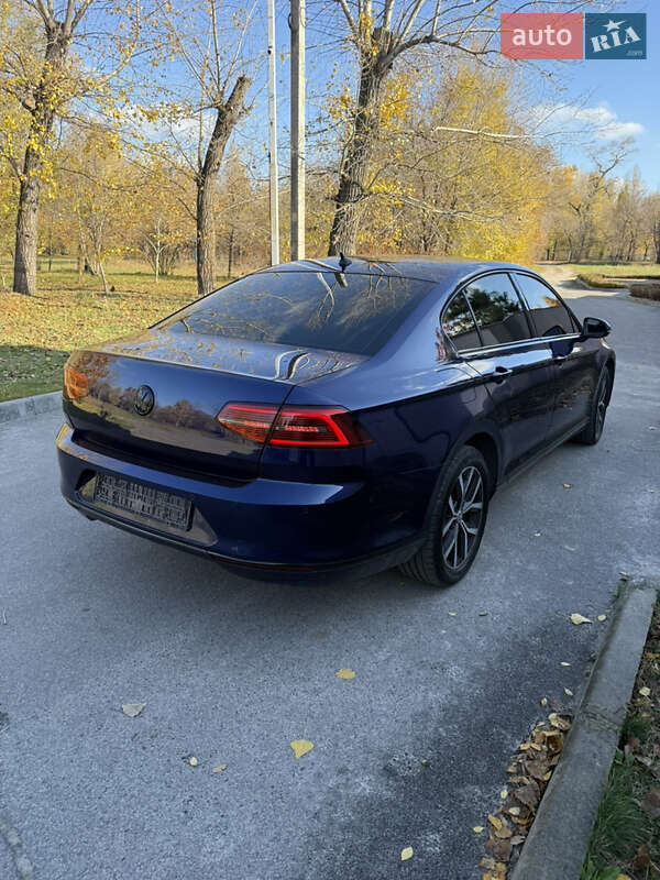 Седан Volkswagen Passat 2018 в Днепре