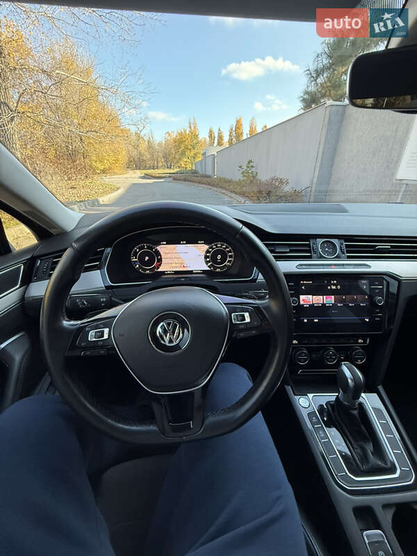 Седан Volkswagen Passat 2018 в Днепре