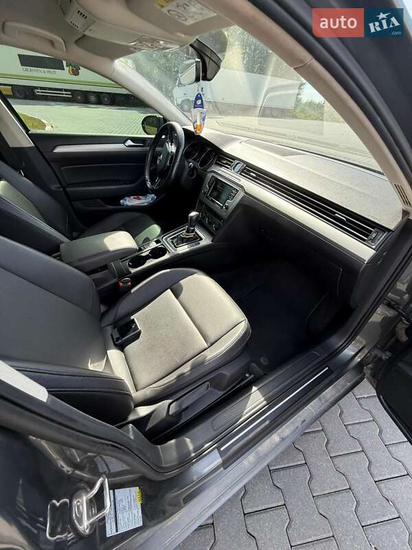 Седан Volkswagen Passat 2016 в Чернівцях