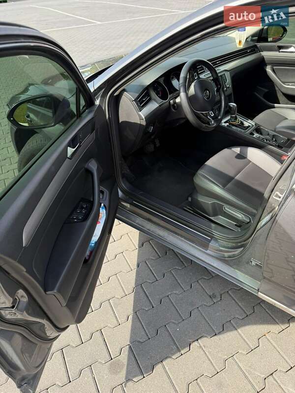 Седан Volkswagen Passat 2016 в Чернівцях