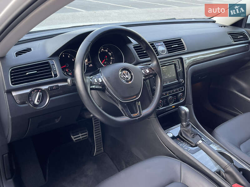 Седан Volkswagen Passat 2017 в Ровно