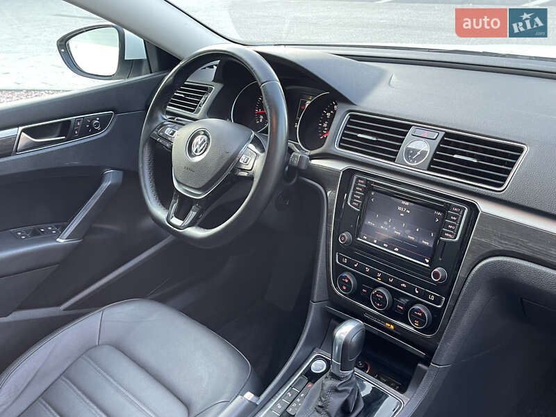 Седан Volkswagen Passat 2017 в Ровно