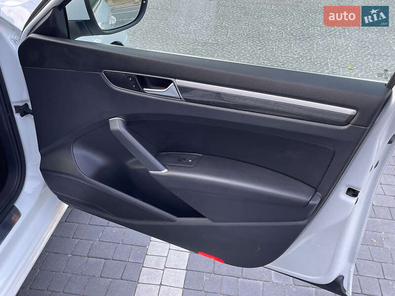 Седан Volkswagen Passat 2017 в Ровно