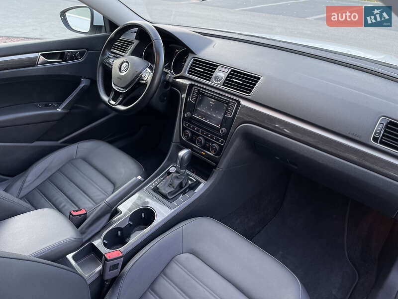 Седан Volkswagen Passat 2017 в Ровно