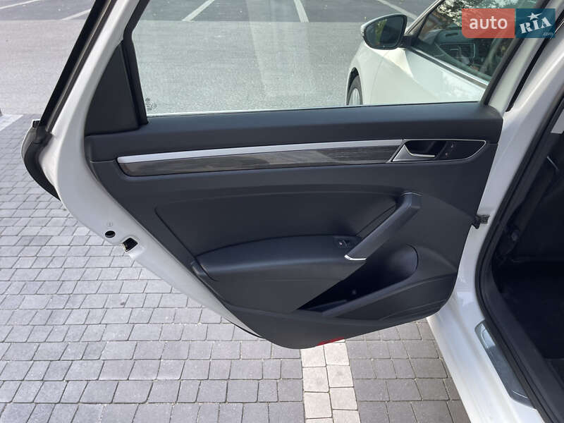 Седан Volkswagen Passat 2017 в Ровно