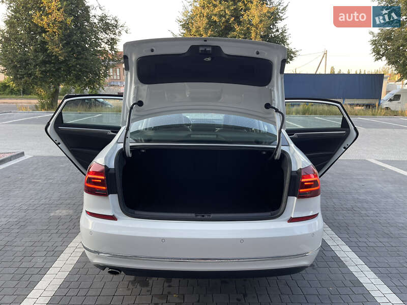 Седан Volkswagen Passat 2017 в Ровно