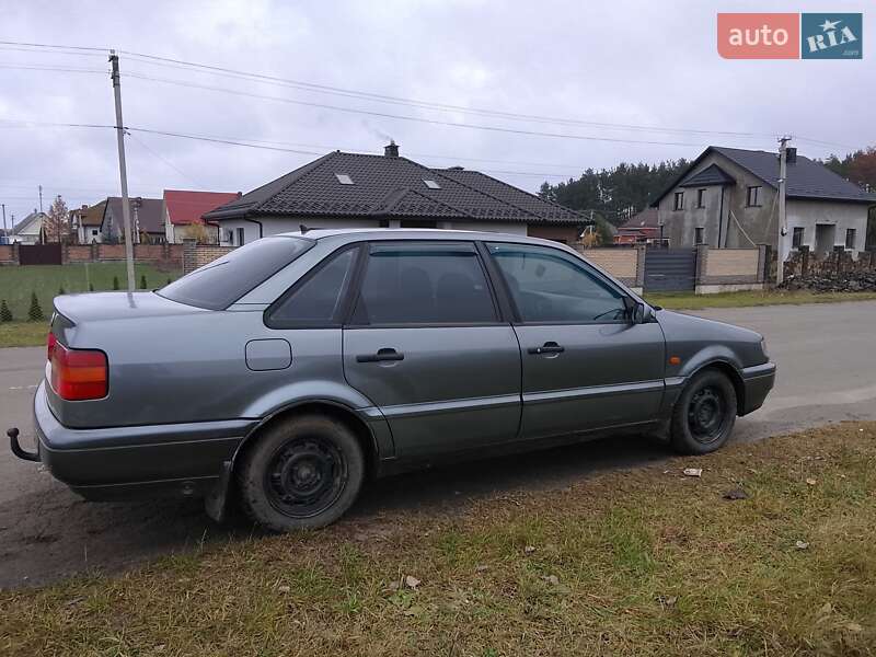 Седан Volkswagen Passat 1994 в Ровно