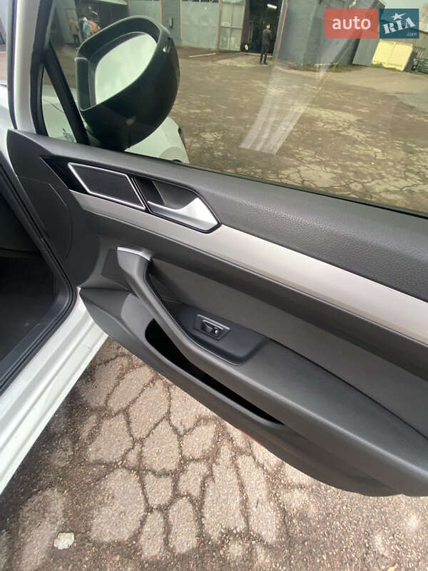 Универсал Volkswagen Passat 2015 в Коростене