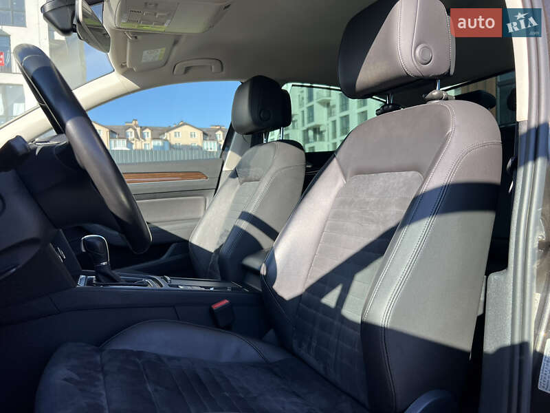 Седан Volkswagen Passat 2015 в Ужгороді