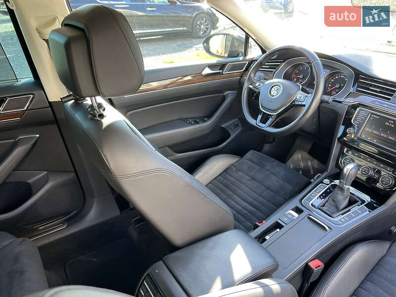 Седан Volkswagen Passat 2015 в Ужгороді