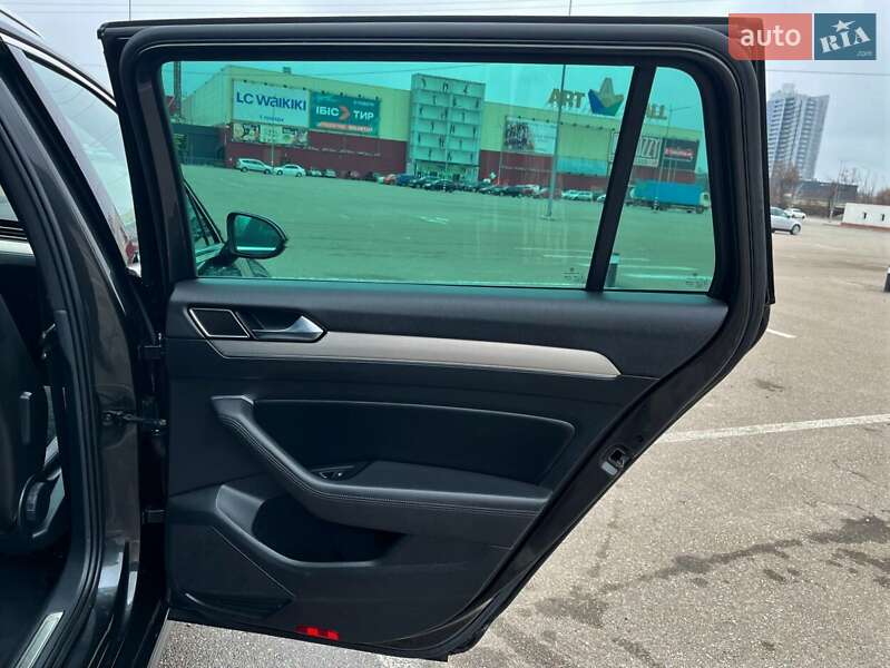 Универсал Volkswagen Passat 2017 в Киеве