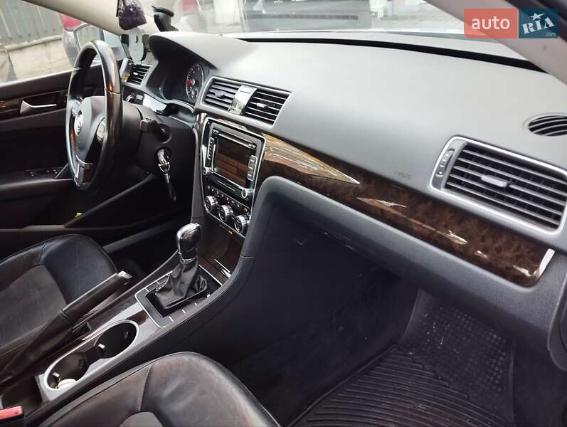 Седан Volkswagen Passat 2012 в Львове