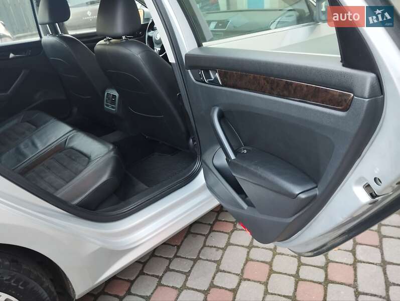 Седан Volkswagen Passat 2012 в Львове