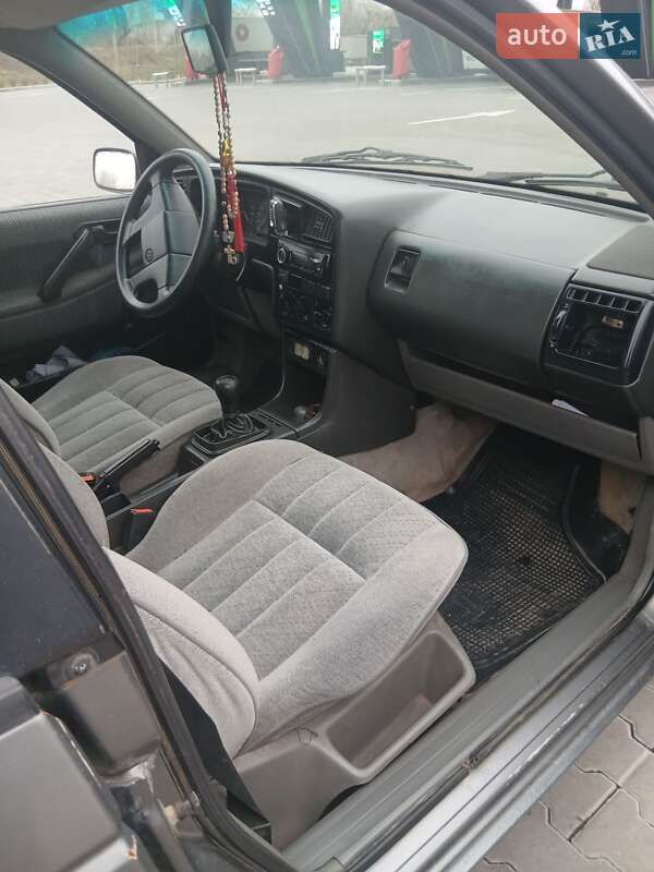 Седан Volkswagen Passat 1992 в Стрые