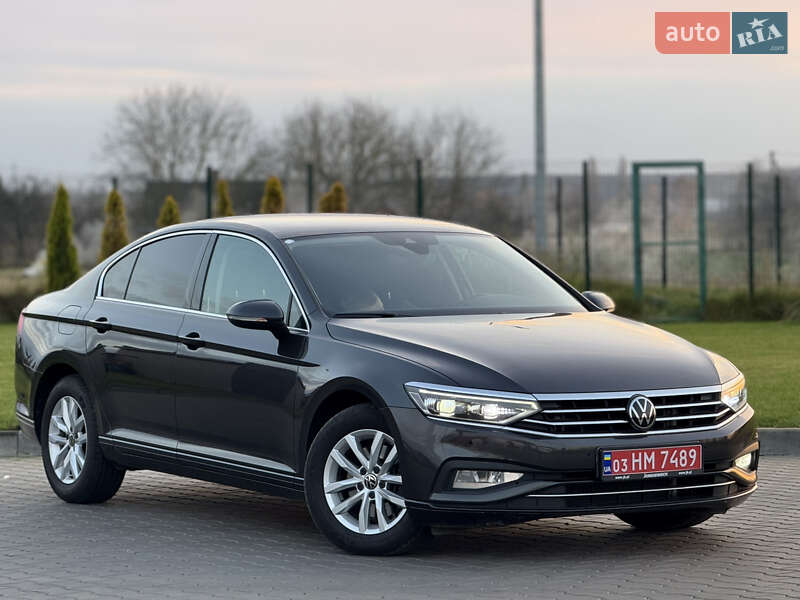 Седан Volkswagen Passat 2022 в Луцке