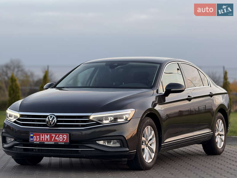 Седан Volkswagen Passat 2022 в Луцке