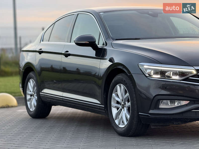 Седан Volkswagen Passat 2022 в Луцке