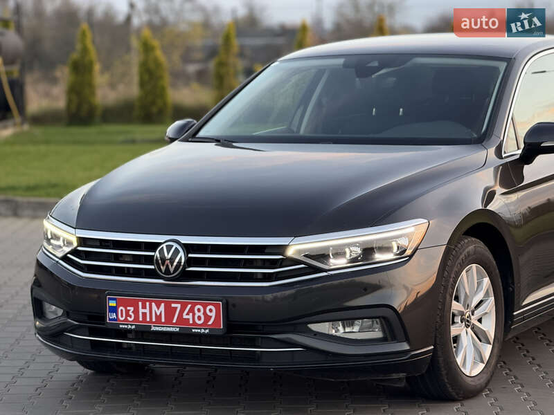 Седан Volkswagen Passat 2022 в Луцке